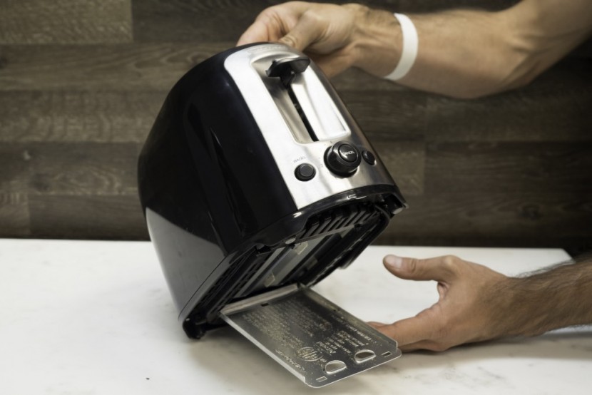 black+decker tr1278 - the fact the the black and decker&#039;s crumb tray opens from the bottom...