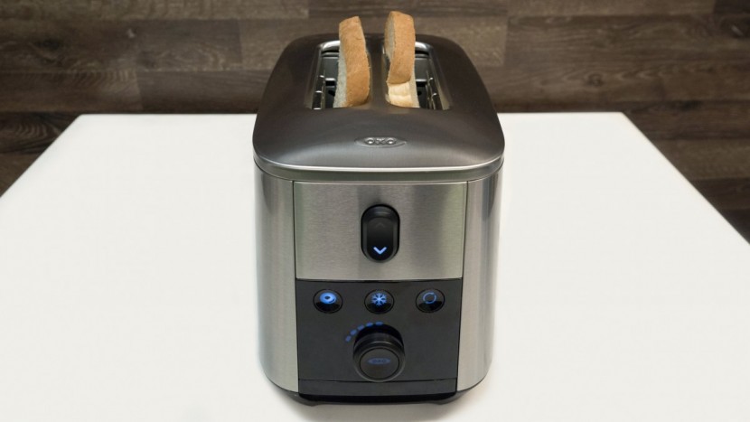 oxo on 2-slice motorized - the oxo's minimalistic controls.