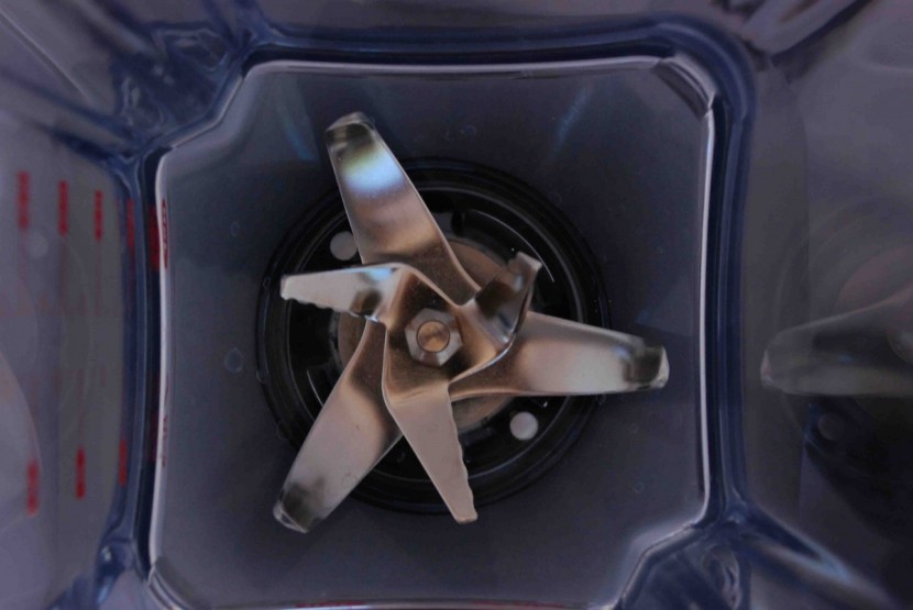 the breville boss - this blender has an upper and lower blade mechanism, with six blades...