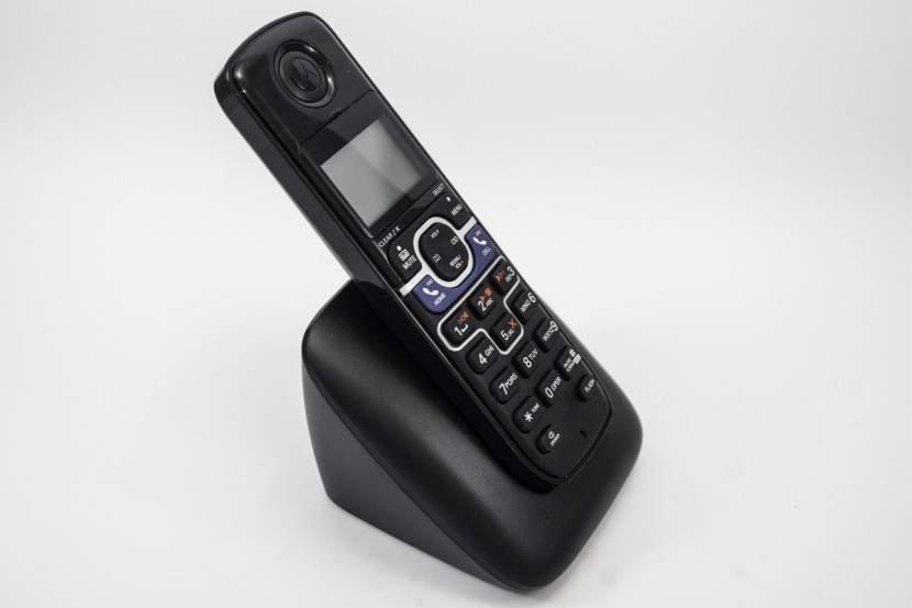motorola l702bt - the motorola handset on its smaller base.