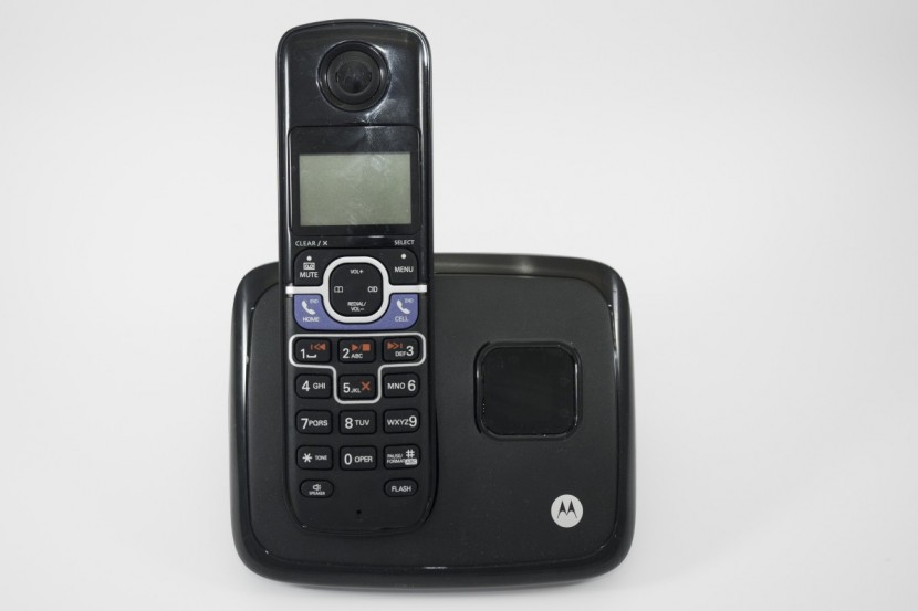 motorola l702bt - the motorola on its main base.