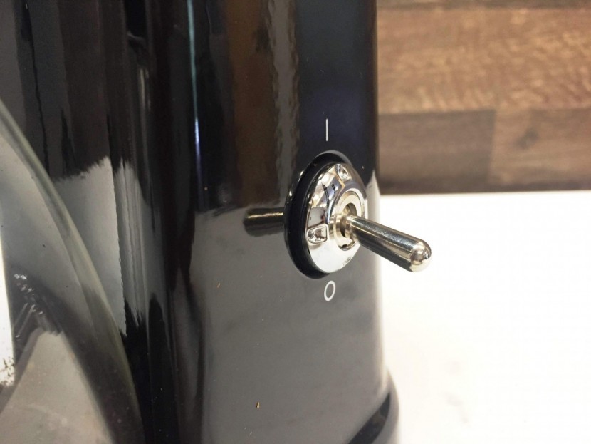 kitchenaid burr - the kitchenaid has a simple on/off switch and a grind setting dial...
