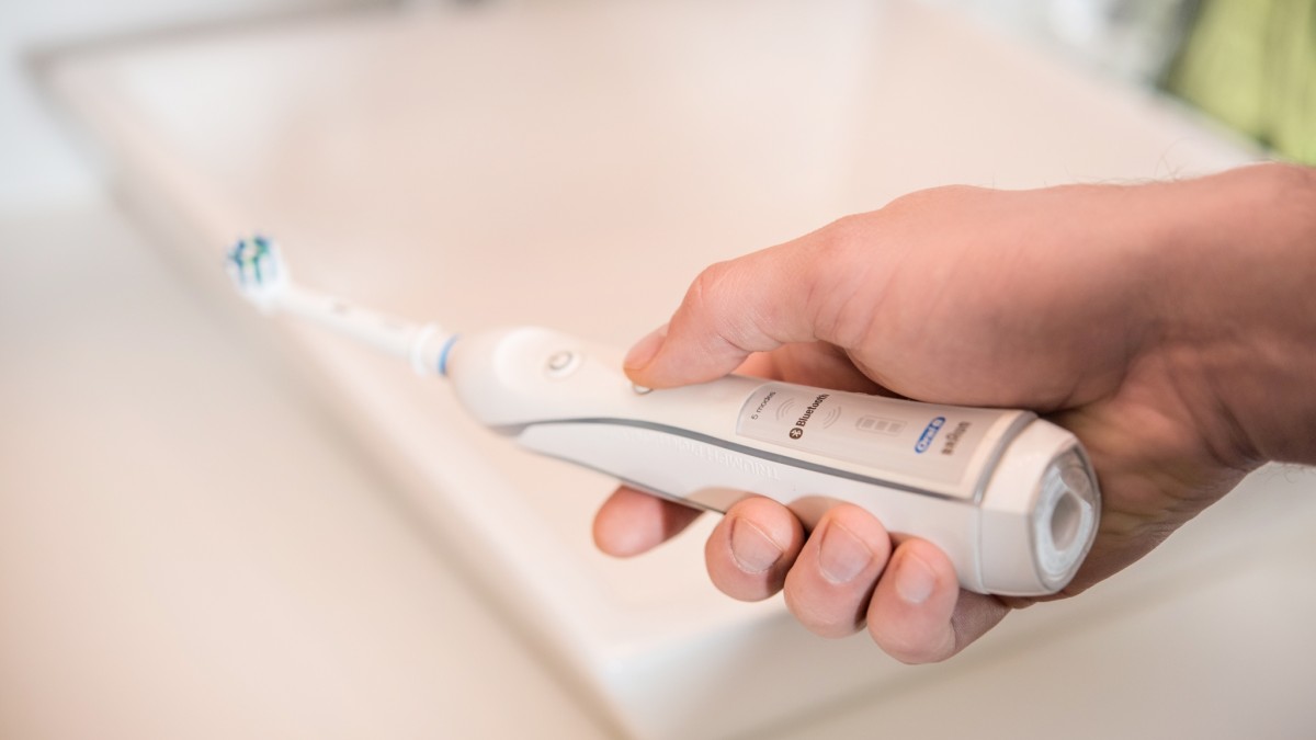 Oral-B Pro 5000 with Bluetooth Connectivity Review (It felt so-so to hold the Pro 5000.)