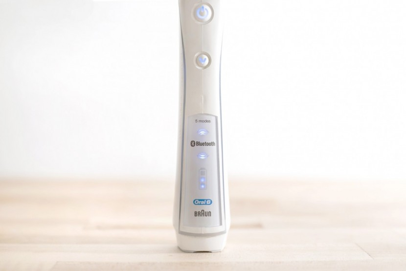 oral-b pro 5000 with bluetooth connectivity - the battery indicator on the pro 5000.