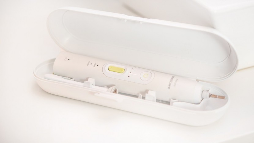 philips sonicare healthywhite+ - the healthywhite+ comes with a convenient travel case.