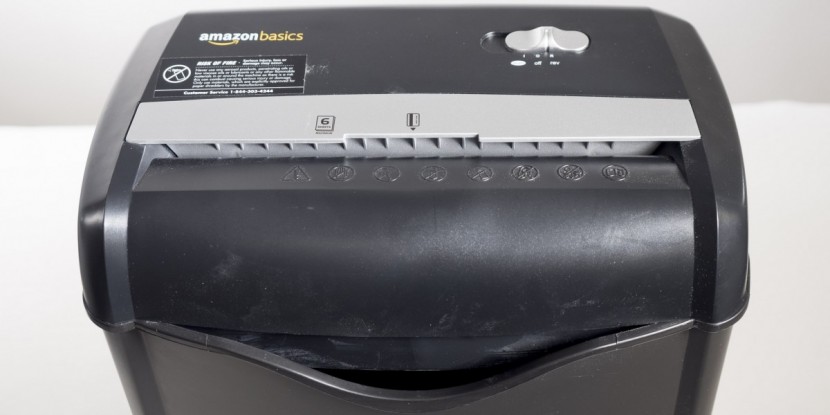 amazon basics 6-sheet cross-cut - the amazonbasics 6-sheet cross-cut's controls consist of a single...