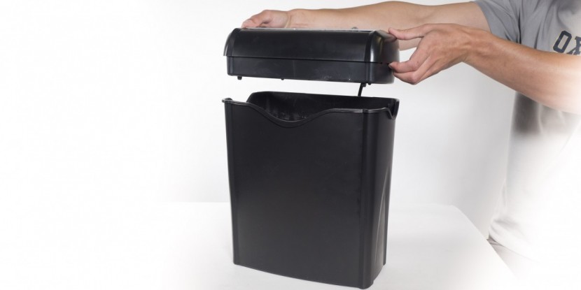 amazon basics 6-sheet cross-cut - the amazonbasics 6-sheet cross-cut requires two hands to remove the...