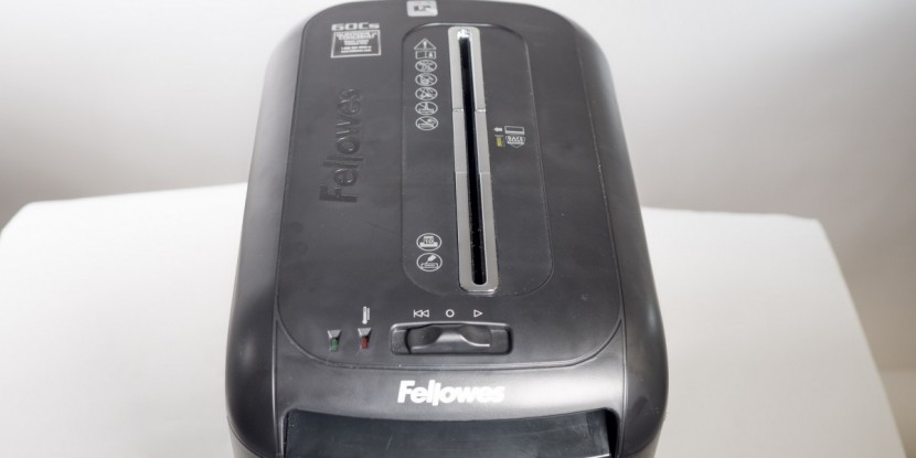 fellowes powershred 60cs - the powershred 60cs turns off automatically when fingers touch the...