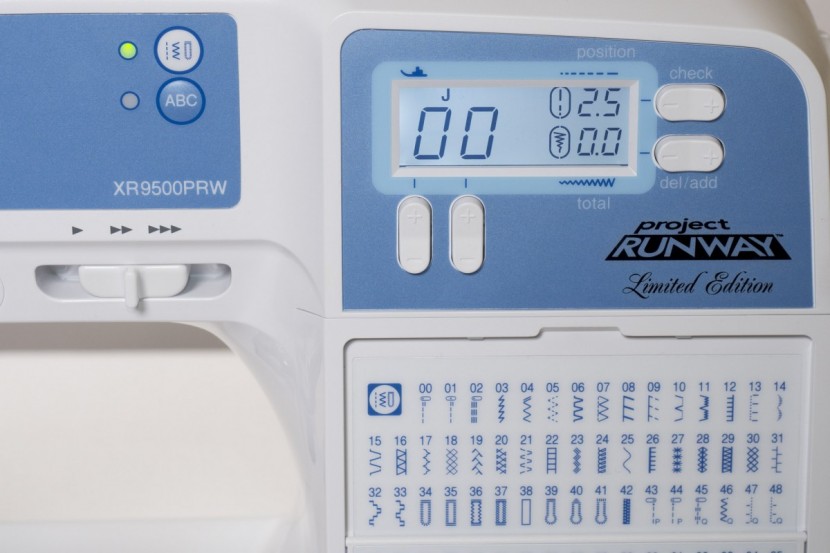 brother xr9500prw - the display shows the stitch number, presser foot recommendation...