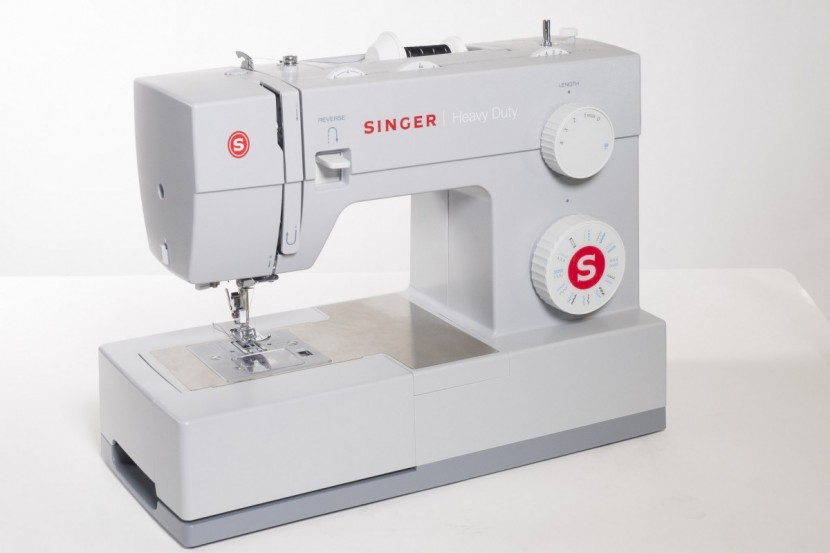 singer 4423 heavy duty - a basic mechanical sewing machine with an industrial look.