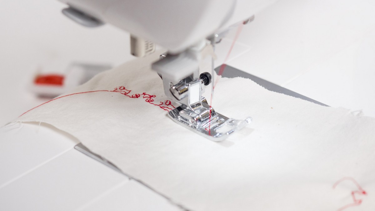 Singer 9960 Quantum Stylist Review (Automatic sewing on the 9960 using its library of decorative stitches.)