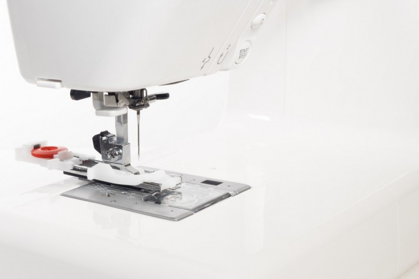 singer 9960 quantum stylist - the buttonhole presser foot with installed button on the 9960.