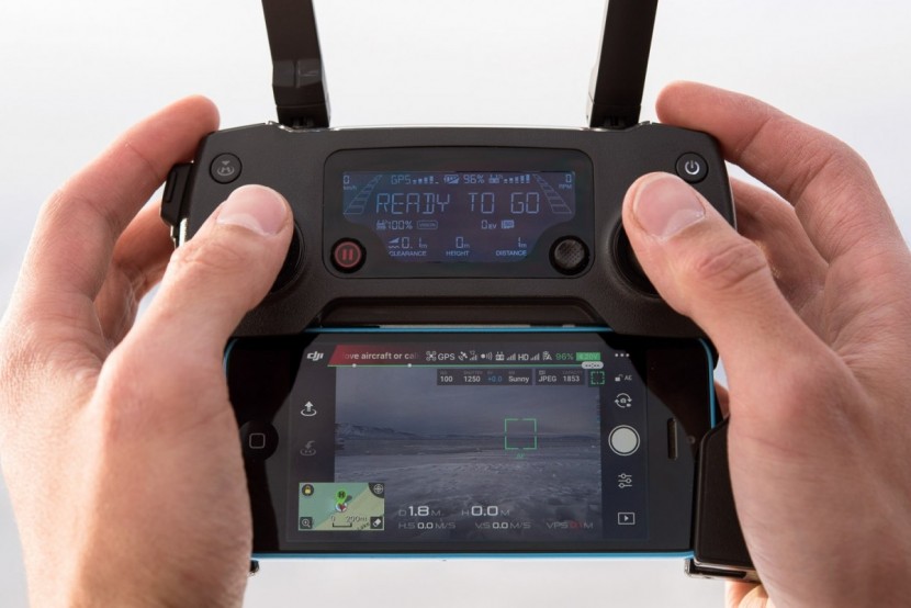 despite being tiny, the mavic's controller feels good in your hands.