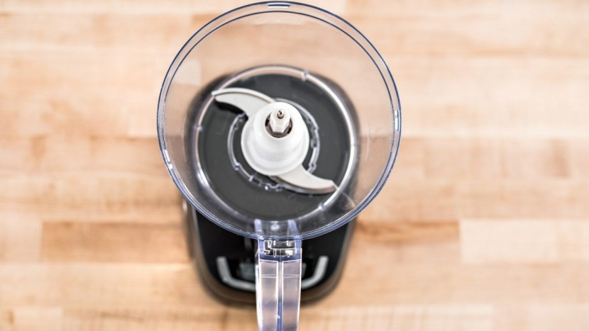 black+decker 8-cup - the chopping blade installed on the black+decker.