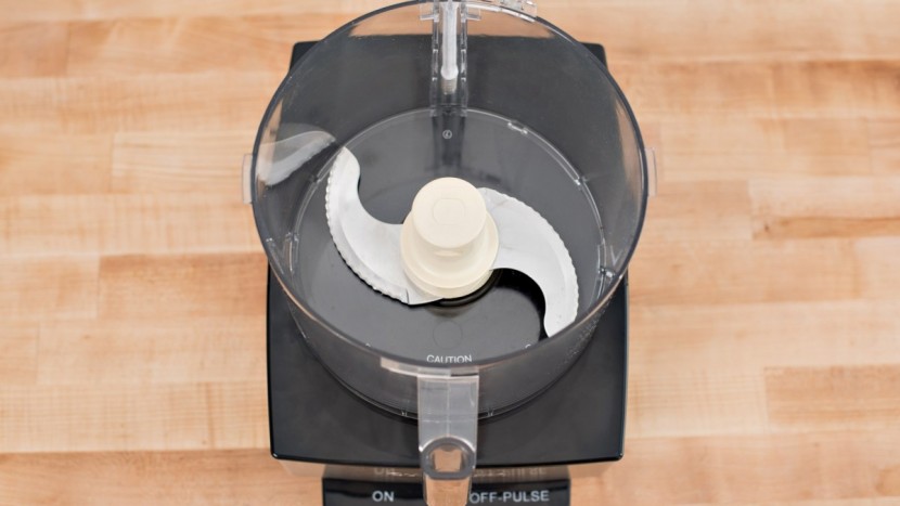 the cuisinart custom all set up with its chopping blade.