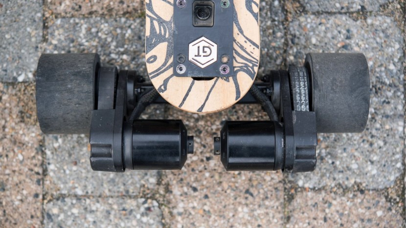 electric skateboard - the dual-wheel drivetrain of the evolve.