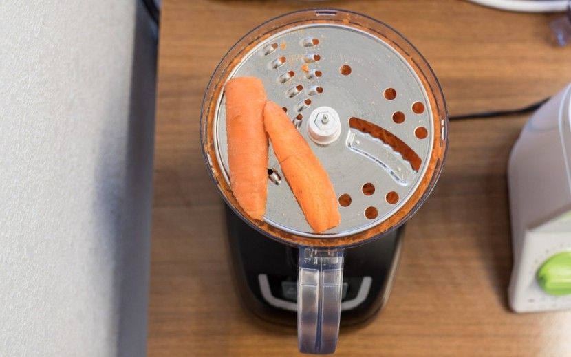 black+decker 8-cup - this model neglected to shred these chunks of carrots and made...