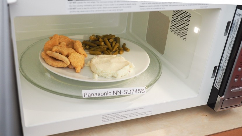 panasonic nn-sd745s - the panasonic nn-sd745s heating up a test plate of leftovers.