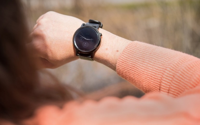 motorola moto 360 - it was a little difficult to see the screen in bright light.