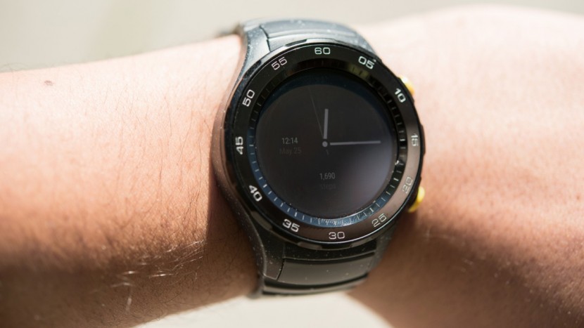 huawei watch 2 - bright lighting conditions made it difficult to read the display.
