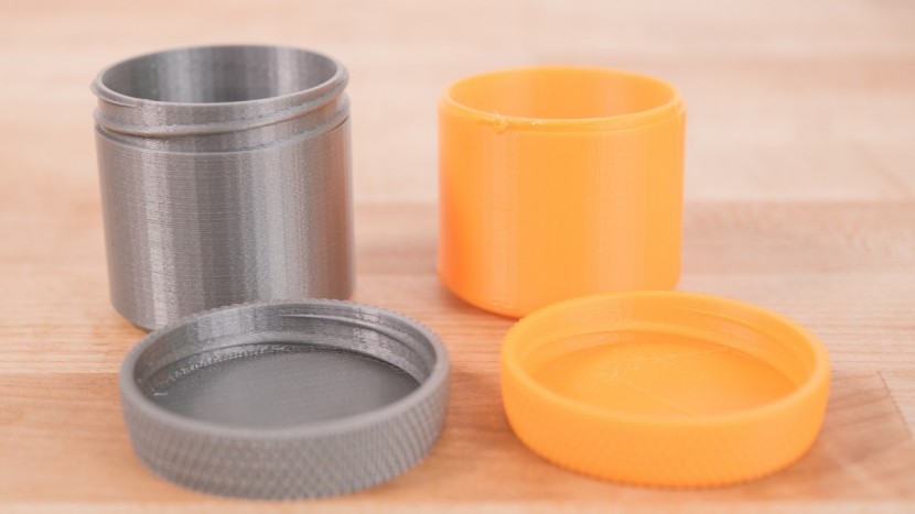 ultimaker 2+ - the threaded jars and lid by the ultimaker fit together nicely.