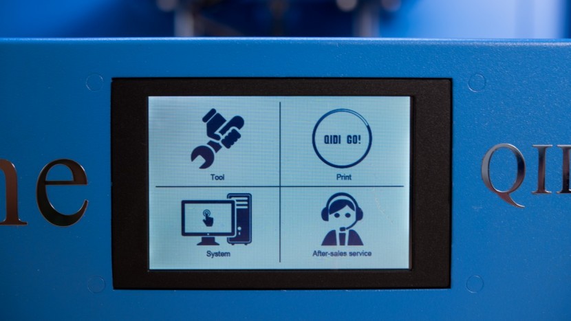 qidi technology x-one2 - the qidi has an integrated touchscreen.