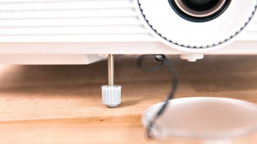 optoma hd27 - the hd27's leg has small threads. this allows for fine adjustability...