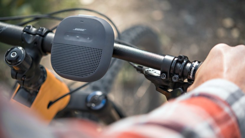 the bose soundlink easily mounts to your handlebars, but its battery...