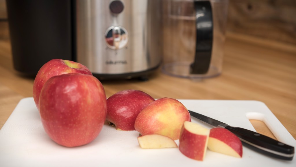 gourmia gj1250 - apples at the ready to be poorly juiced in the gourmia.