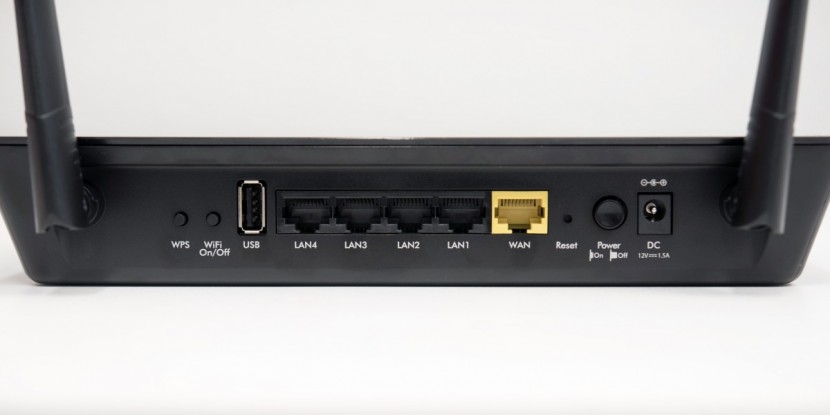 netgear ac1200 (r6220-100nas) - the back of the netgear ac1200 r6220 showing its collection of lan...