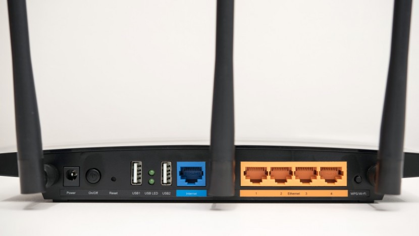 tp-link archer c7 (ac1750) - the tp-link archer is a little light on features.