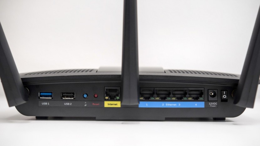 linksys ac1900 (max stream ea7500) - the collection of lan and usb ports on the max stream.
