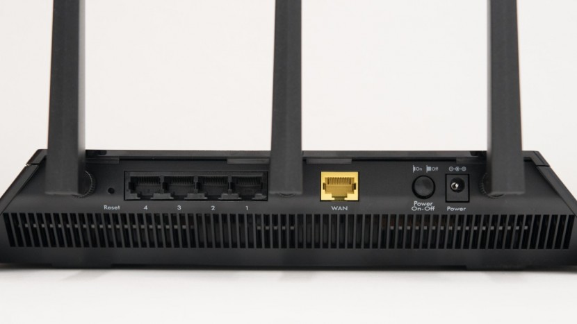 netgear nighthawk ac1750 (r6700v2) - the back of the r6700v2 showing its usb and lan ports.