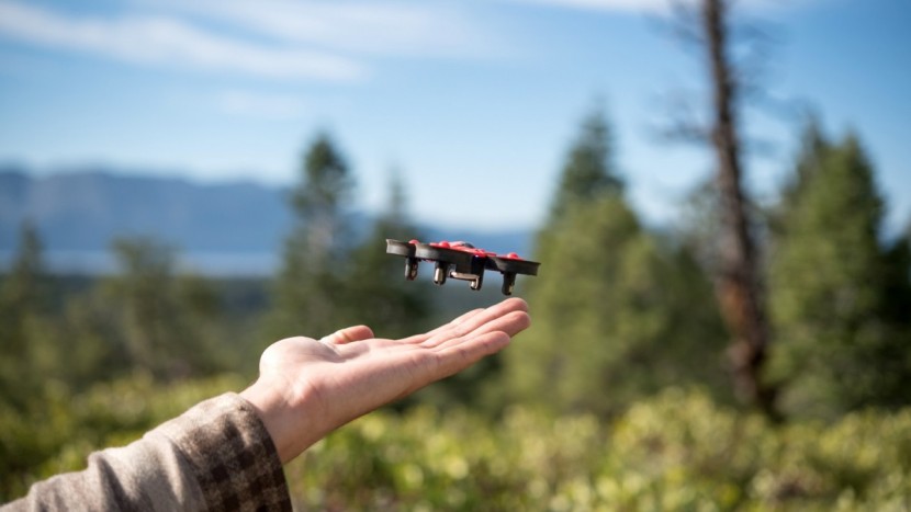 eachine e010 mini - you can easily launch the e010 from your hand.