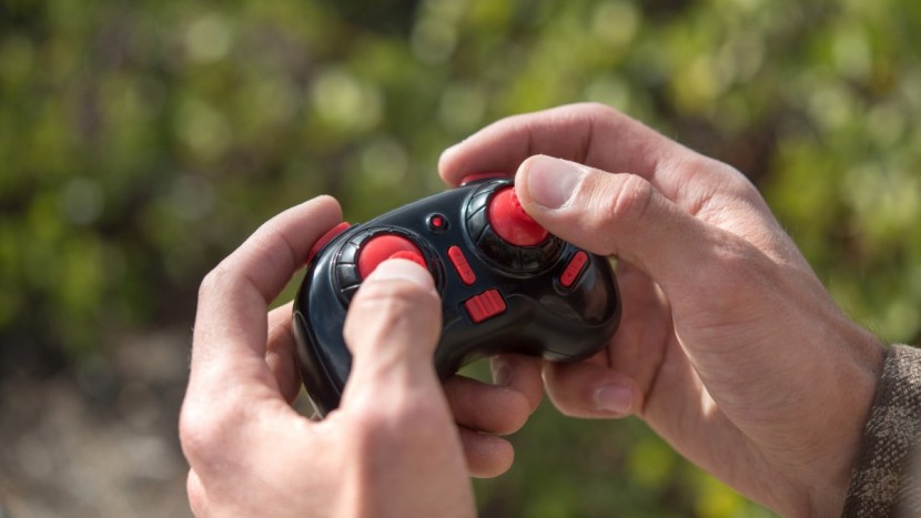 eachine e010 mini - the e010&#039;s controller is small but responsive.