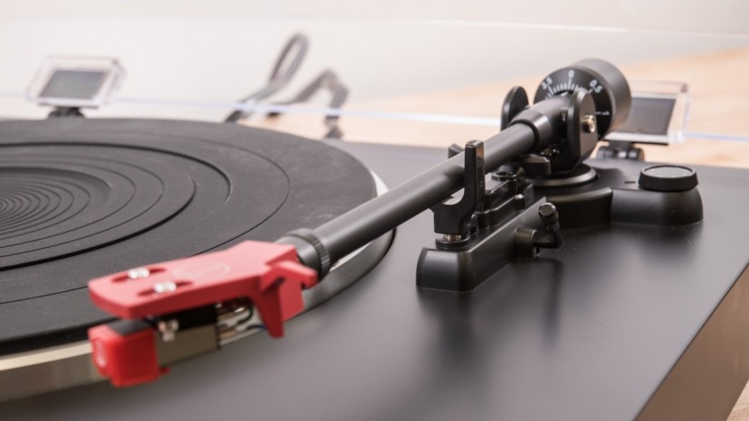 audio-technica at-lp3bk - the at-lp3bk's tonearm is quite nice, but not quite as stiff as...