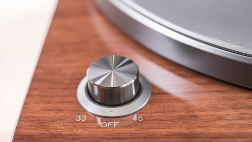 fluance rt81 - the fluance sports simple controls.