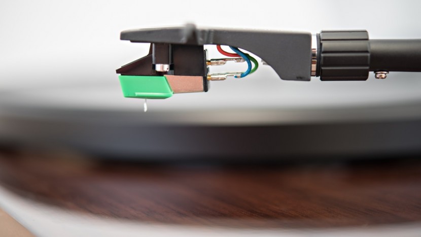 fluance rt81 - fully automatic cueing makes putting the needle onto the record...