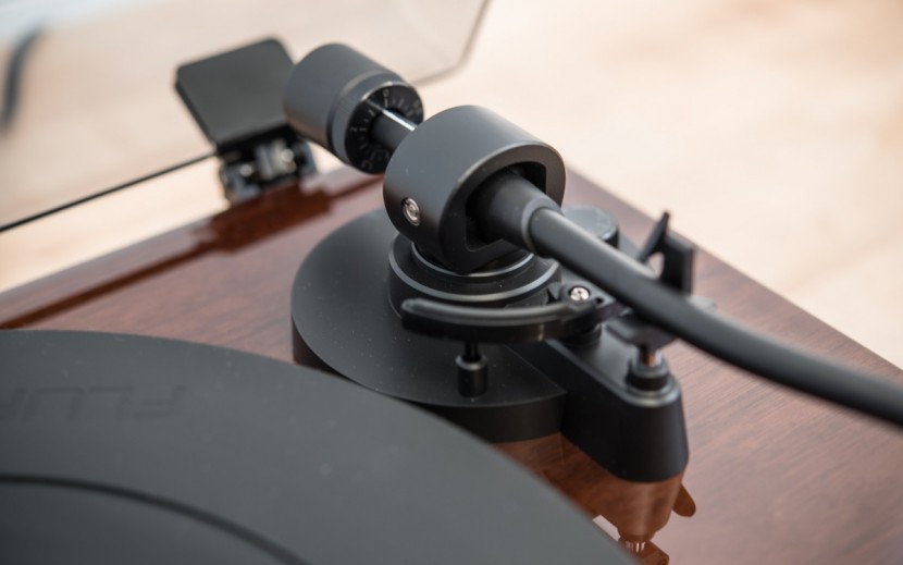 fluance rt81 - the fluance's tonearm is quite stiff, and it is easy to adjust the...