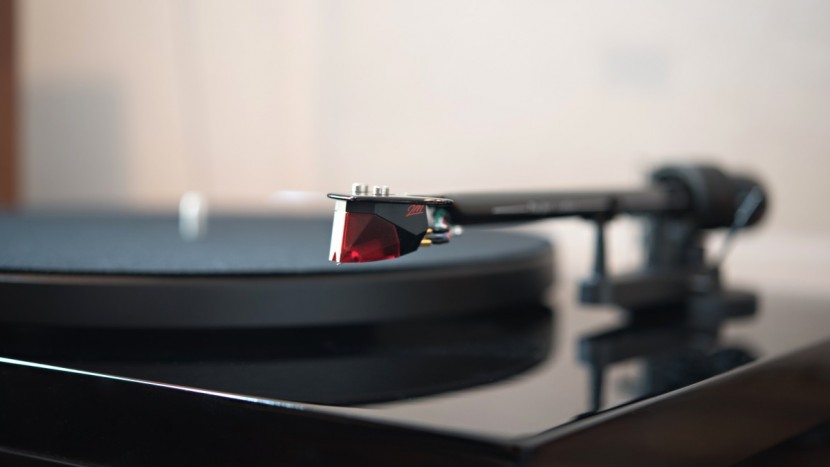 turntable - the titular carbon fiber tonearm of the pro-ject debut carbon was...