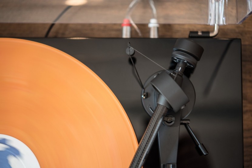 pro-ject debut carbon - we very much liked the threaded weight adjustment for the debut...