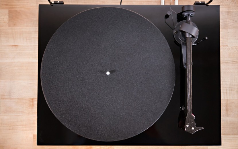 pro-ject debut carbon