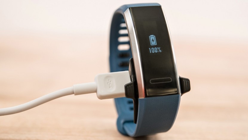 huawei band 2 pro - the band 2 uses a single touch spot to scroll through menus.