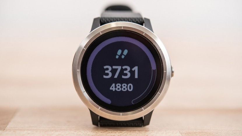 garmin vivoactive 3 - the vivoactive 3 is equipped with an accurate step counter.