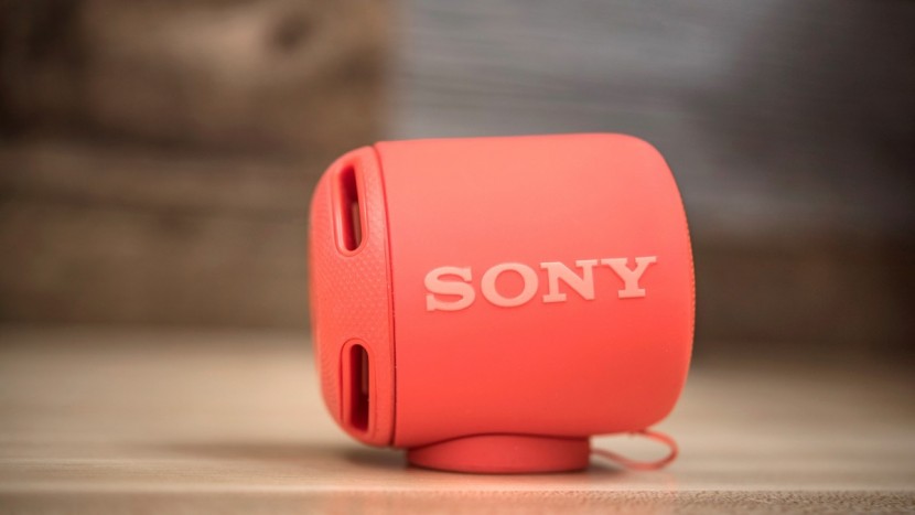 sony xb10 - the xb10&#039;s thumb loop doubles as a cradle for putting the speaker on...