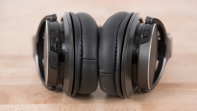 audio-technica ath-dsr7bt - look at all that plush padding.