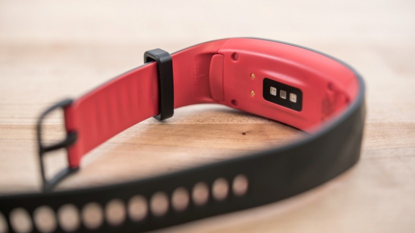 samsung gear fit2 pro - the fit2 pro has an eye-catching design.