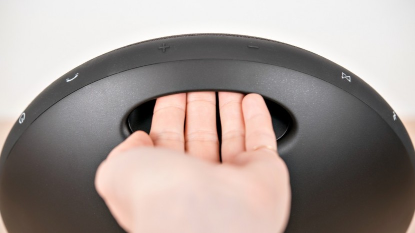 harman kardon onyx studio 4 - the studio 4 has a carrying handle, which is convenient for moving...