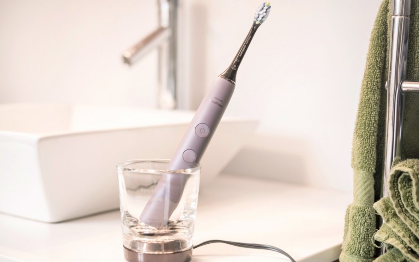 philips sonicare diamondclean smart 9500 - the diamondclean smart also uses an inductive charging cup.
