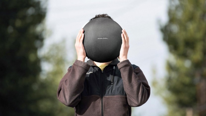 harman kardon onyx studio 4 - if a speaker is large enough to cover your entire face, we think...